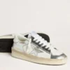 Stardan in pelle argentata con linguetta bianca sul tallone