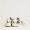 Stardan in pelle argentata con linguetta bianca sul tallone