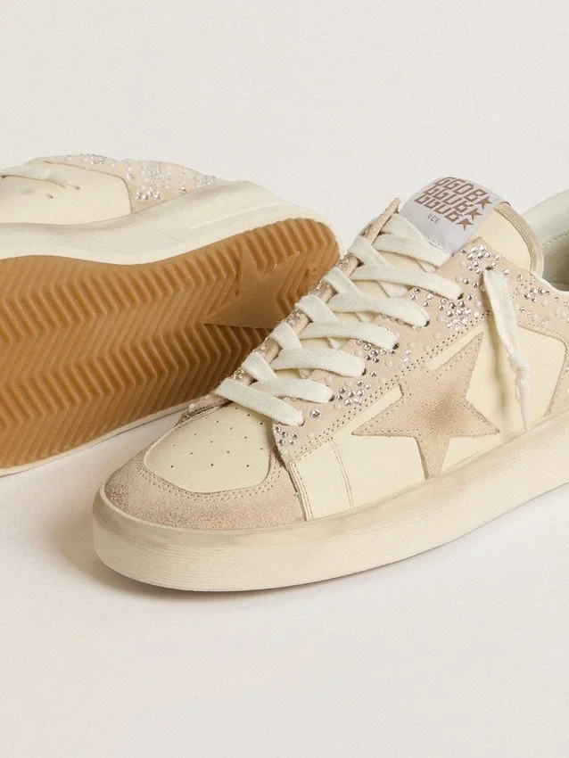 Stardan in pelle scamosciata e pelle color crema con Swarovski e una stella in pelle scamosciata
