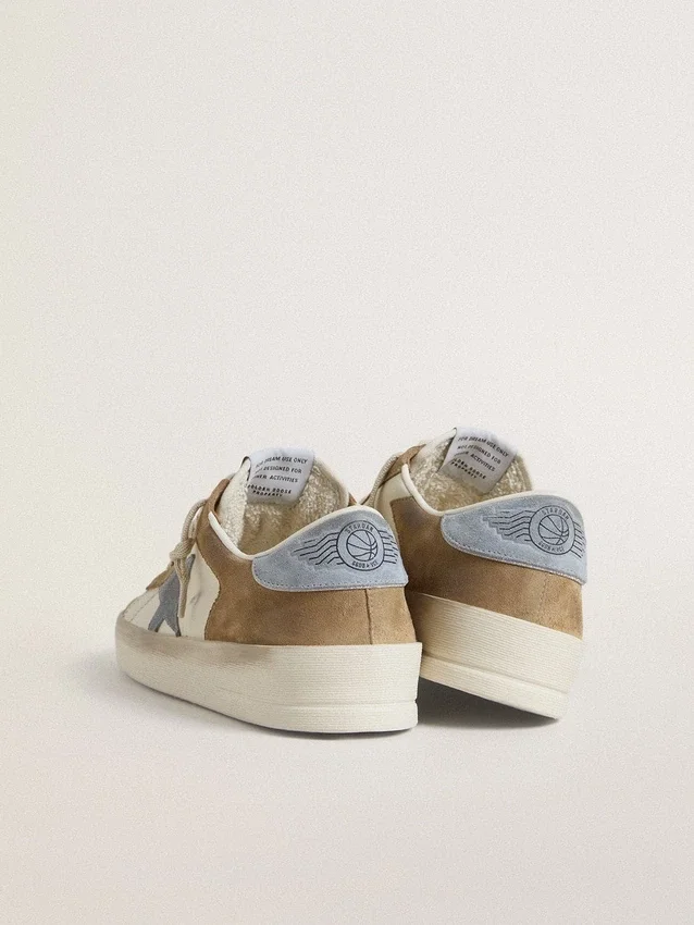 Stardan LTD in pelle bianca e pelle scamosciata color tabacco con stella e linguetta sul tallone in pelle scamosciata azzurra