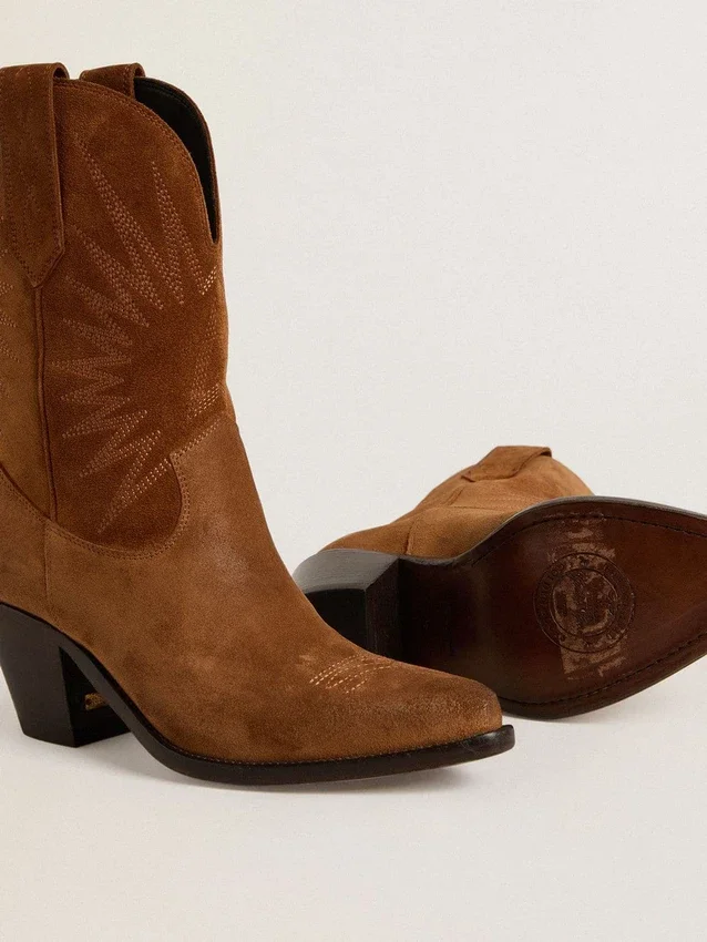 Stivali bassi Wish Star in pelle scamosciata color cognac con stella ricamata tono su tono