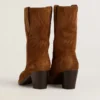 Stivali bassi Wish Star in pelle scamosciata color cognac con stella ricamata tono su tono