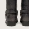 Stivali da motociclista alti da donna in pelle nera con cinturino e fibbia color argento
