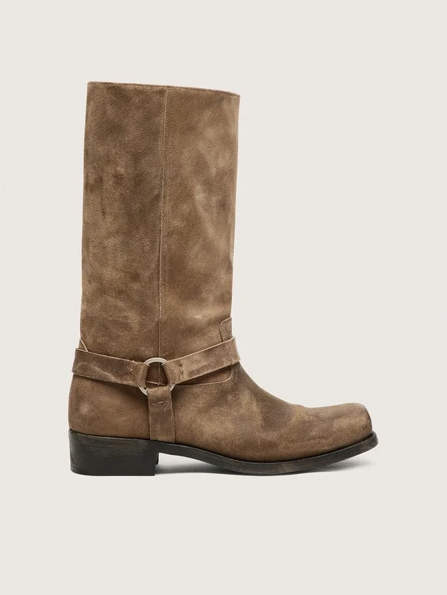 Stivali da motociclista alti da donna in pelle scamosciata cerata beige scuro con cinturino e fibbia color argento