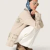 Stivali da motociclista alti da donna in pelle scamosciata cerata beige scuro con cinturino e fibbia color argento