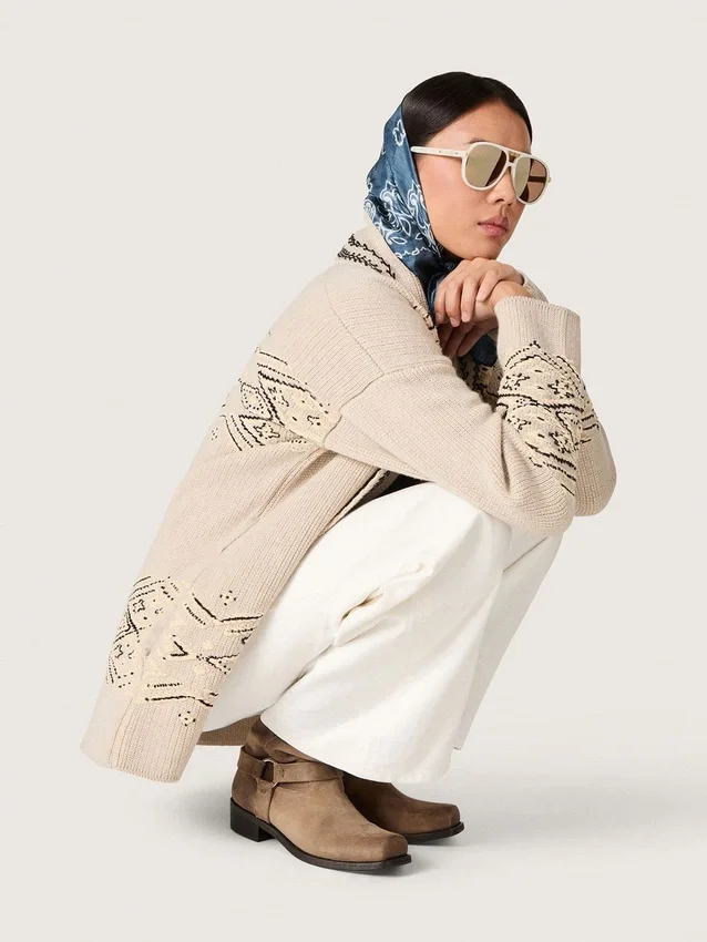 Stivali da motociclista alti da donna in pelle scamosciata cerata beige scuro con cinturino e fibbia color argento