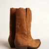 Stivali Wish Star a gambale basso in pelle scamosciata color cognac con stella intarsiata