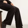 Stivali Young in pelle nera con ricami color sabbia