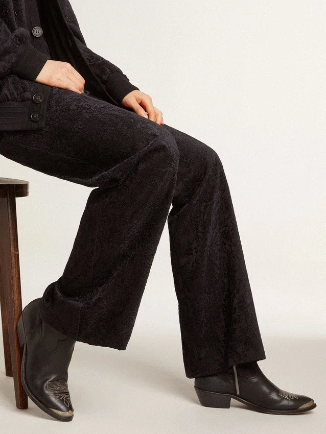 Stivali Young in pelle nera con ricami color sabbia