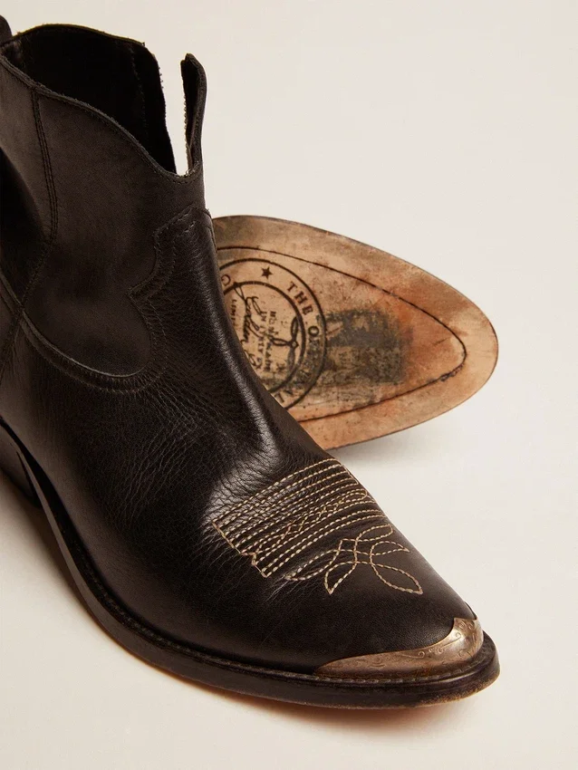 Stivali Young in pelle nera con ricami color sabbia