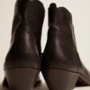 Stivali Young in pelle nera con ricami color sabbia