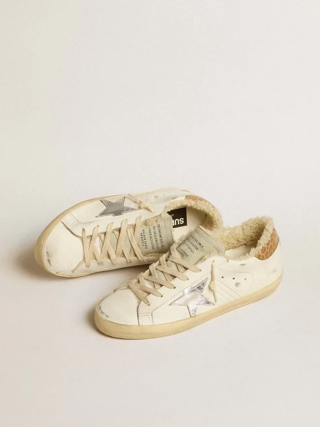 Super-Star con stella in pelle argentata e linguetta sul tallone in pelle con stampa coccodrillo