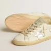 Super-Star con stella in pelle argentata e linguetta sul tallone in pelle con stampa coccodrillo
