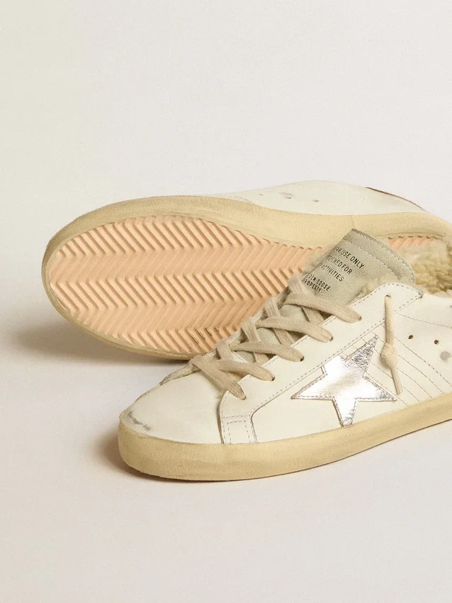 Super-Star con stella in pelle argentata e linguetta sul tallone in pelle con stampa coccodrillo