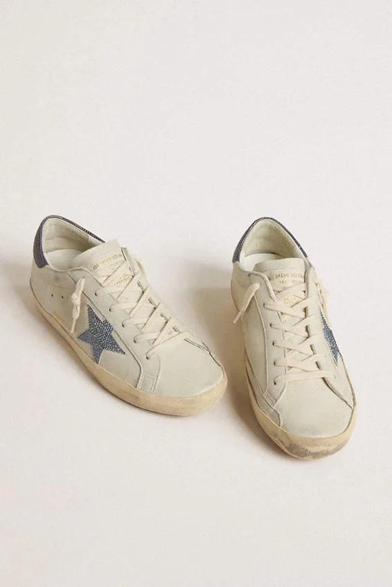Super-Star con stella in pelle color crema con cristalli Swarovski e linguetta sul tallone in pelle blu con stampa lucertola