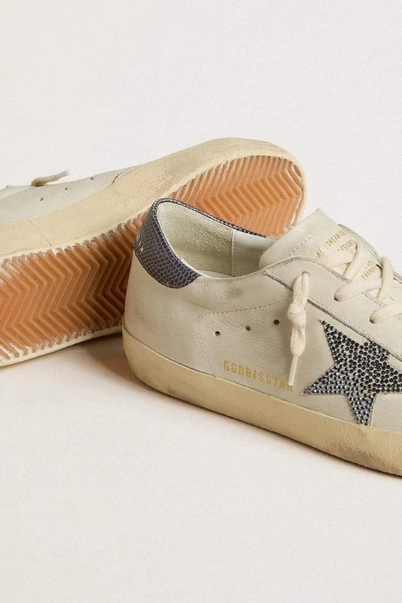 Super-Star con stella in pelle color crema con cristalli Swarovski e linguetta sul tallone in pelle blu con stampa lucertola