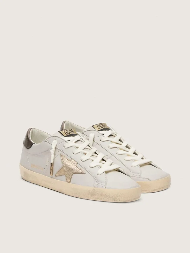 Super-Star con stella in pelle crackle e linguetta sul tallone in pelle con lamina metallica