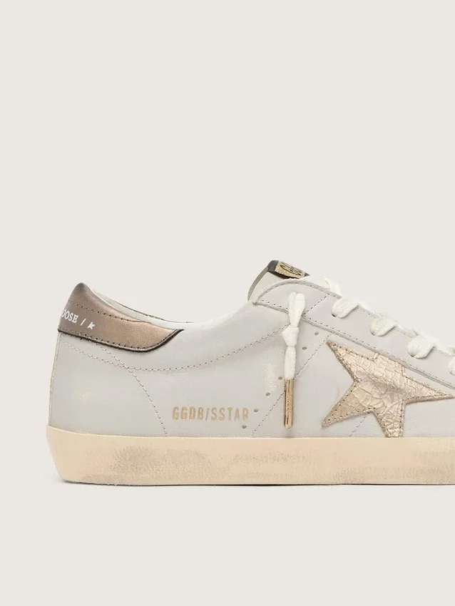 Super-Star con stella in pelle crackle e linguetta sul tallone in pelle con lamina metallica