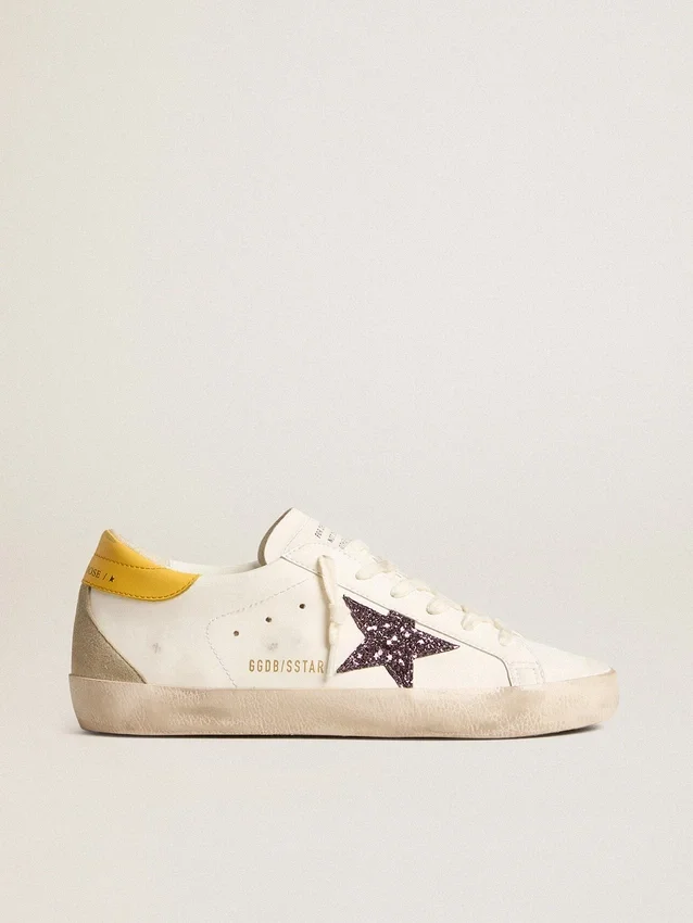 Super-Star da donna a base biologica con stella rossa glitterata e linguetta sul tallone in pelle