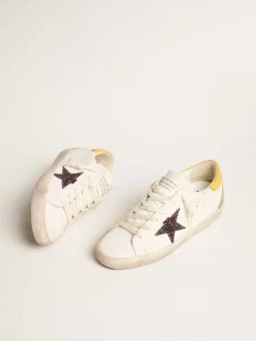 Super-Star da donna a base biologica con stella rossa glitterata e linguetta sul tallone in pelle
