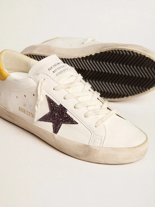 Super-Star da donna a base biologica con stella rossa glitterata e linguetta sul tallone in pelle
