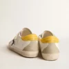 Super-Star da donna a base biologica con stella rossa glitterata e linguetta sul tallone in pelle