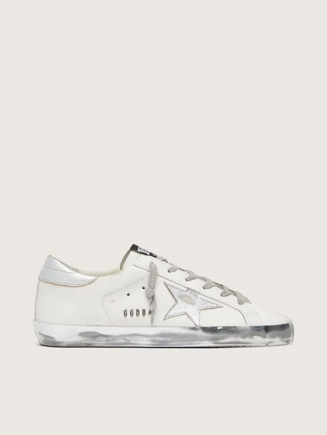 Super-Star da donna con bordo argentato scintillante e scritta con borchie metalliche