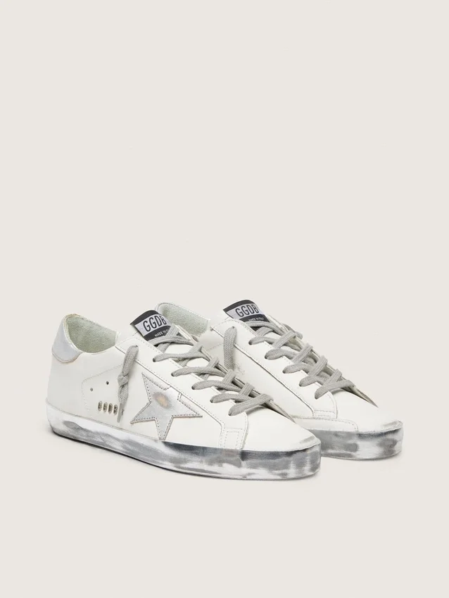 Super-Star da donna con bordo argentato scintillante e scritta con borchie metalliche