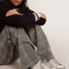 Super-Star da donna con bordo argentato scintillante e scritta con borchie metalliche