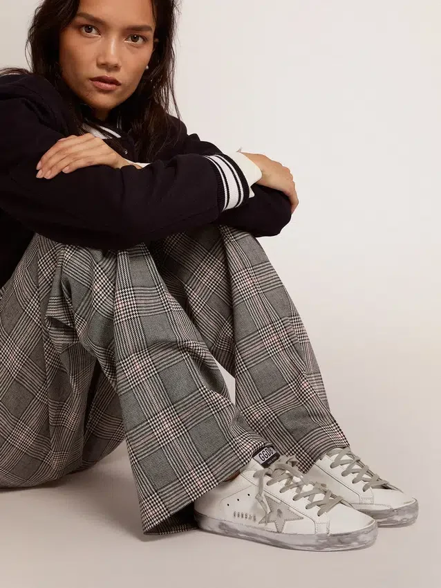 Super-Star da donna con bordo argentato scintillante e scritta con borchie metalliche
