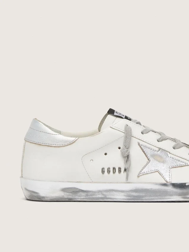 Super-Star da donna con bordo argentato scintillante e scritta con borchie metalliche