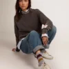 Super-Star da donna con bordo dorato scintillante e scritte con borchie metalliche
