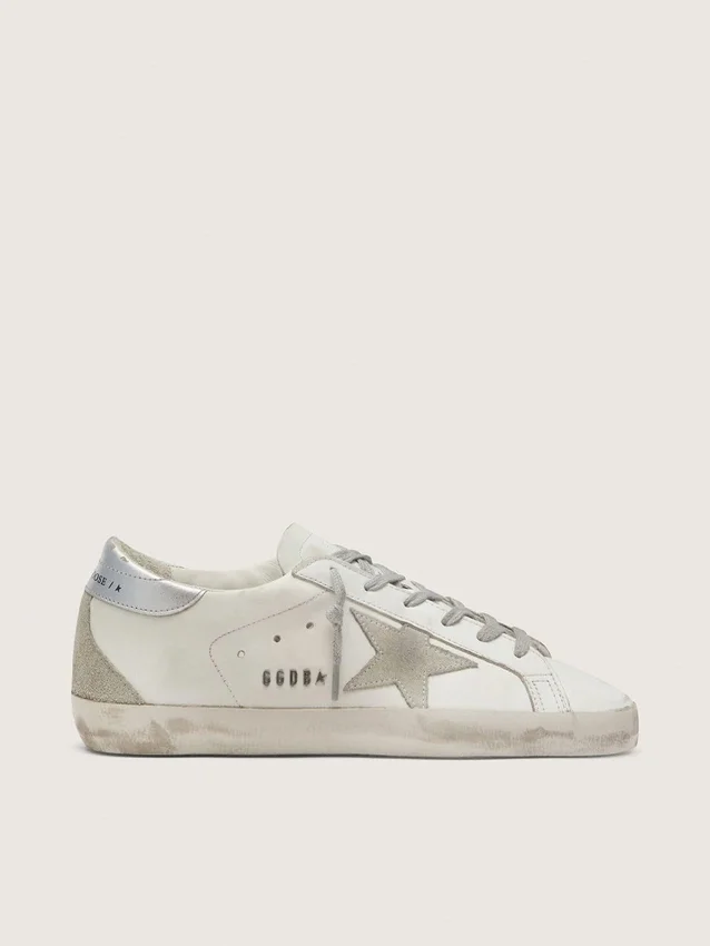 Super-Star da donna con linguetta argentata sul tallone e scritta con borchie metalliche