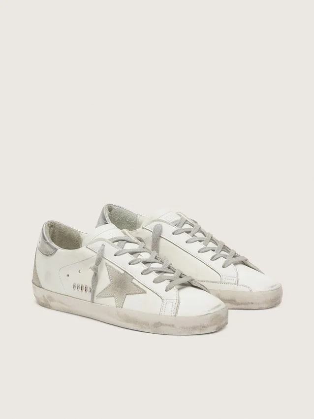 Super-Star da donna con linguetta argentata sul tallone e scritta con borchie metalliche