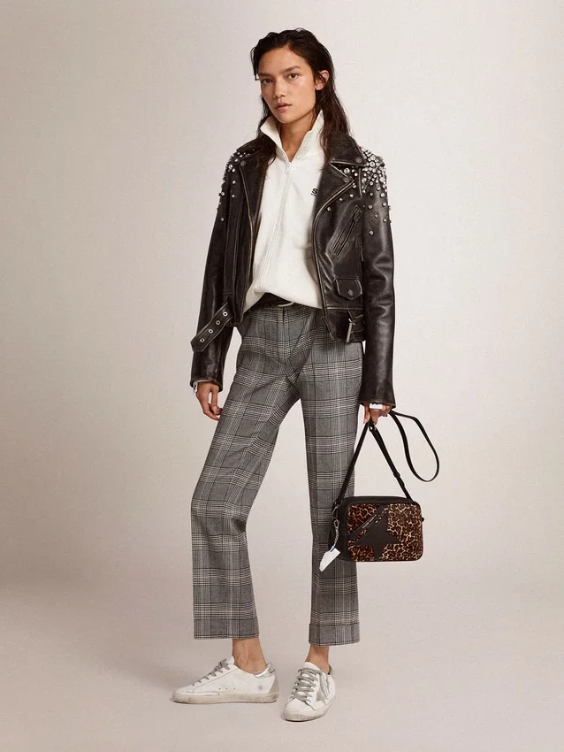Super-Star da donna con linguetta argentata sul tallone e scritta con borchie metalliche