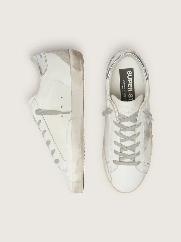 Super-Star da donna con linguetta argentata sul tallone e scritta con borchie metalliche
