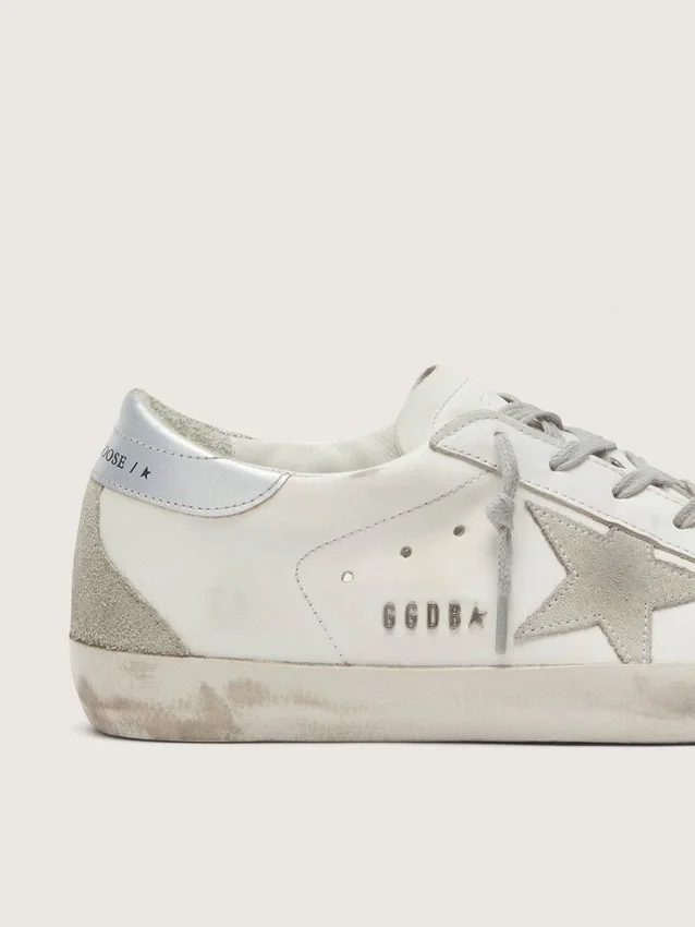 Super-Star da donna con linguetta argentata sul tallone e scritta con borchie metalliche