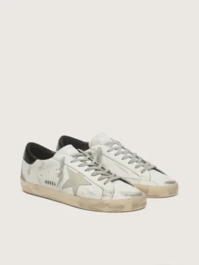Super-Star da donna con linguetta sul tallone nera e scritta con borchie metalliche