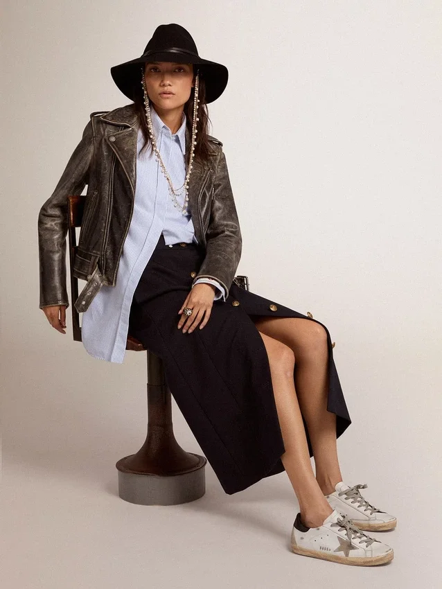 Super-Star da donna con linguetta sul tallone nera e scritta con borchie metalliche