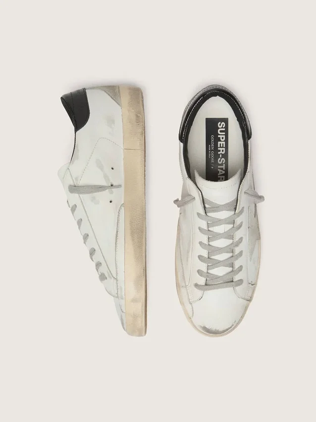 Super-Star da donna con linguetta sul tallone nera e scritta con borchie metalliche