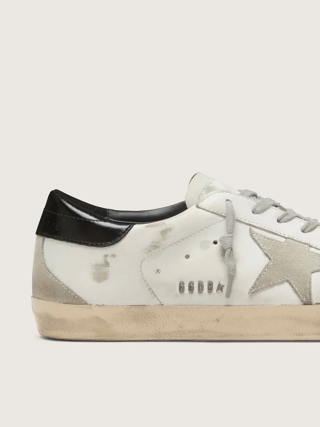 Super-Star da uomo con linguetta sul tallone nera e scritta con borchie metalliche