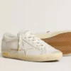Super-Star da donna con stella e linguetta sul tallone in pelle bianca con effetto vissuto