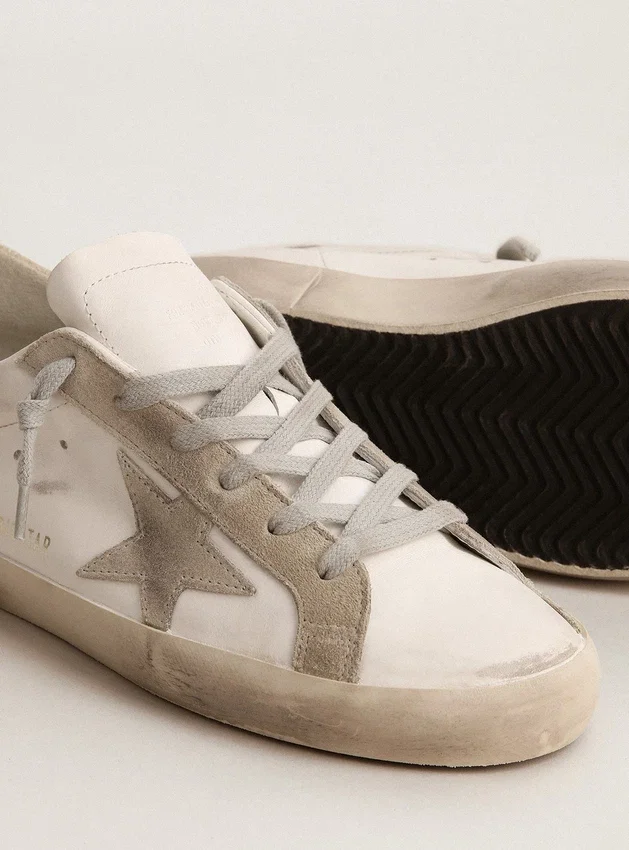 Super-Star da donna con stella e linguetta sul tallone in pelle scamosciata grigia