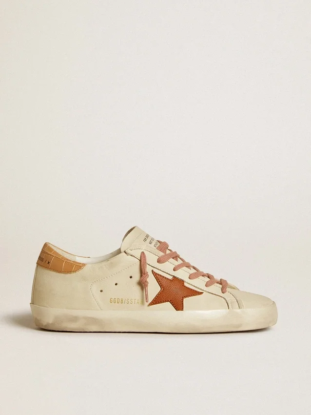 Super-Star da donna con stella in pelle e linguetta sul tallone in pelle con stampa coccodrillo
