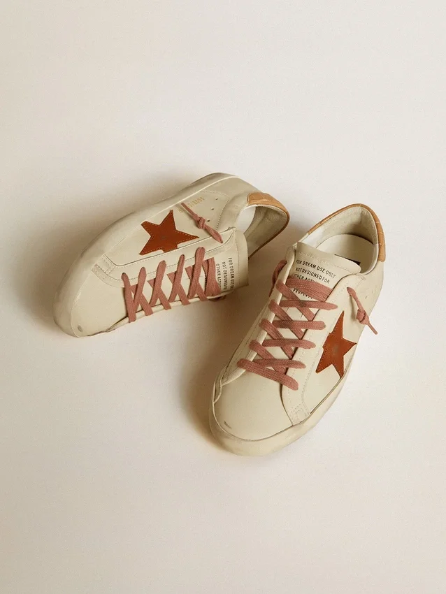 Super-Star da donna con stella in pelle e linguetta sul tallone in pelle con stampa coccodrillo