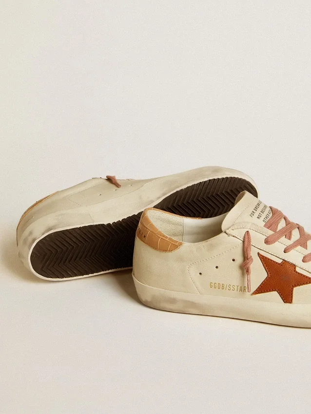 Super-Star da donna con stella in pelle e linguetta sul tallone in pelle con stampa coccodrillo