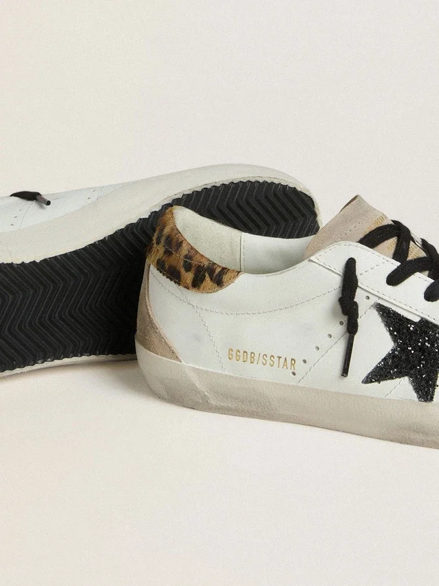 Super-Star da donna con stella nera glitterata e linguetta sul tallone in pelle di pony con stampa leopardata