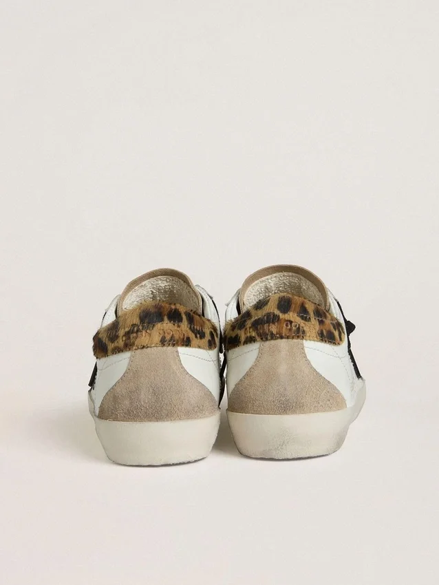 Super-Star da donna con stella nera glitterata e linguetta sul tallone in pelle di pony con stampa leopardata