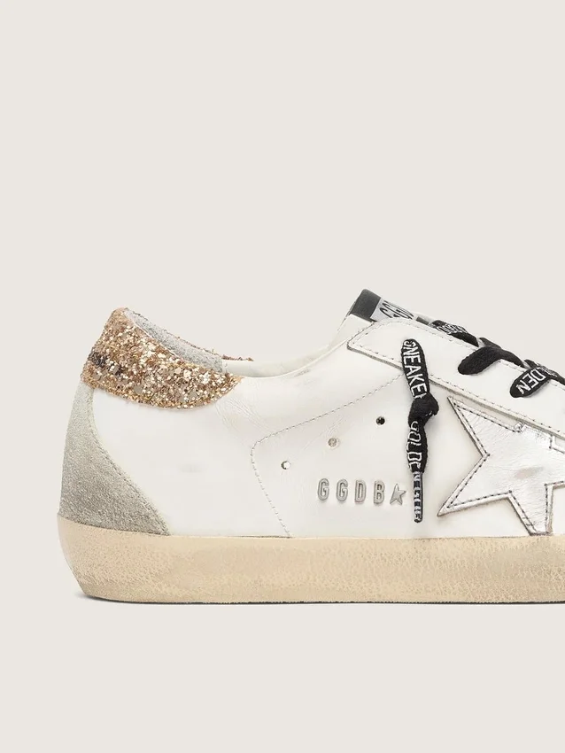 Super-Star da donna in pelle bianca con linguetta sul tallone glitterata