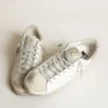 Super-Star da donna in pelle bianca con stella traforata e linguetta sul tallone in nabuk beige
